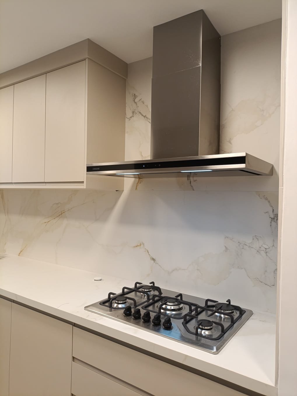 Coifa de parede com acabamento em porcelanato